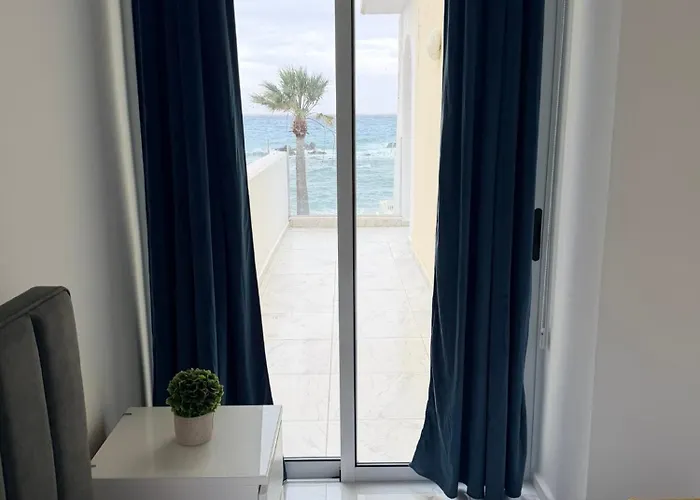 아파트 Infinite Sea View - Harbour Luxury 106 파포스