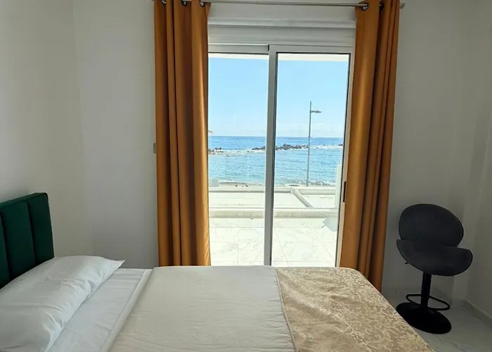 Infinite Sea View - Harbour Luxury 106 아파트 파포스